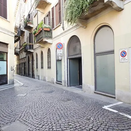 Mansard Very Close To Duomo Milán